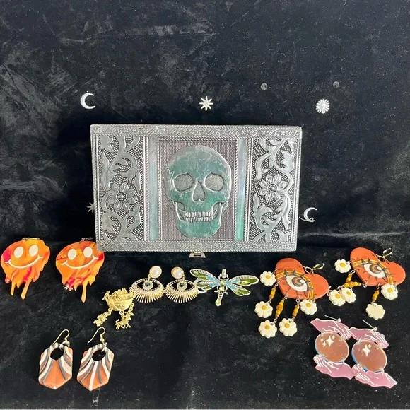 Skull jewelry box and hand made earring lot. - Picture 3 of 10